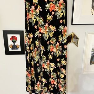 Floral maxi skirt with two slits.